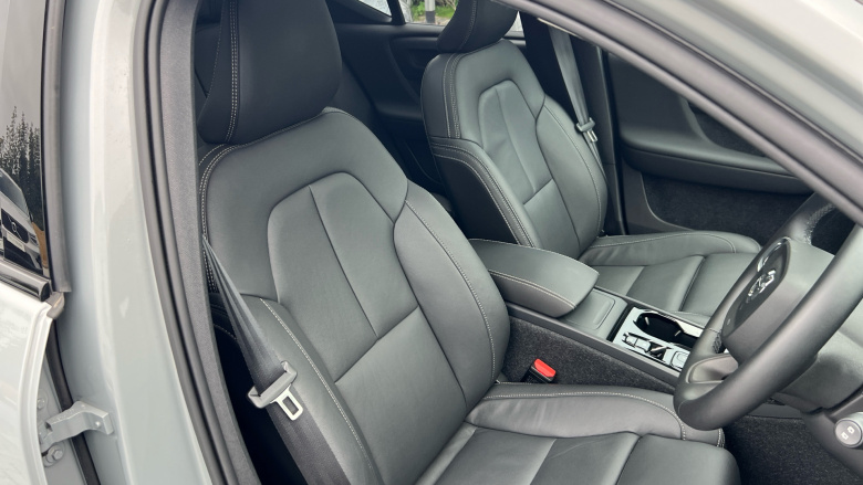 Volvo XC40 2.0 B3P Ultra Dark 5dr Auto Petrol Estate